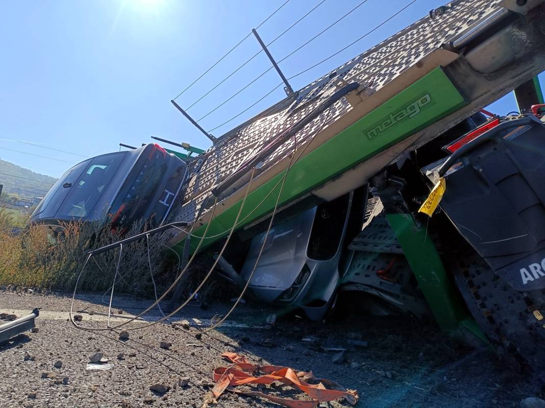 TIR devrildi, sıfır cipler bu hale geldi 6